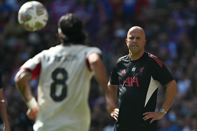 HLV Arne Slot của Liverpool với vẻ mặt căng thẳng trên sân tập.